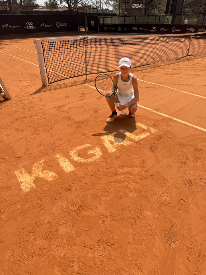 Artemis sur un court en terre battue